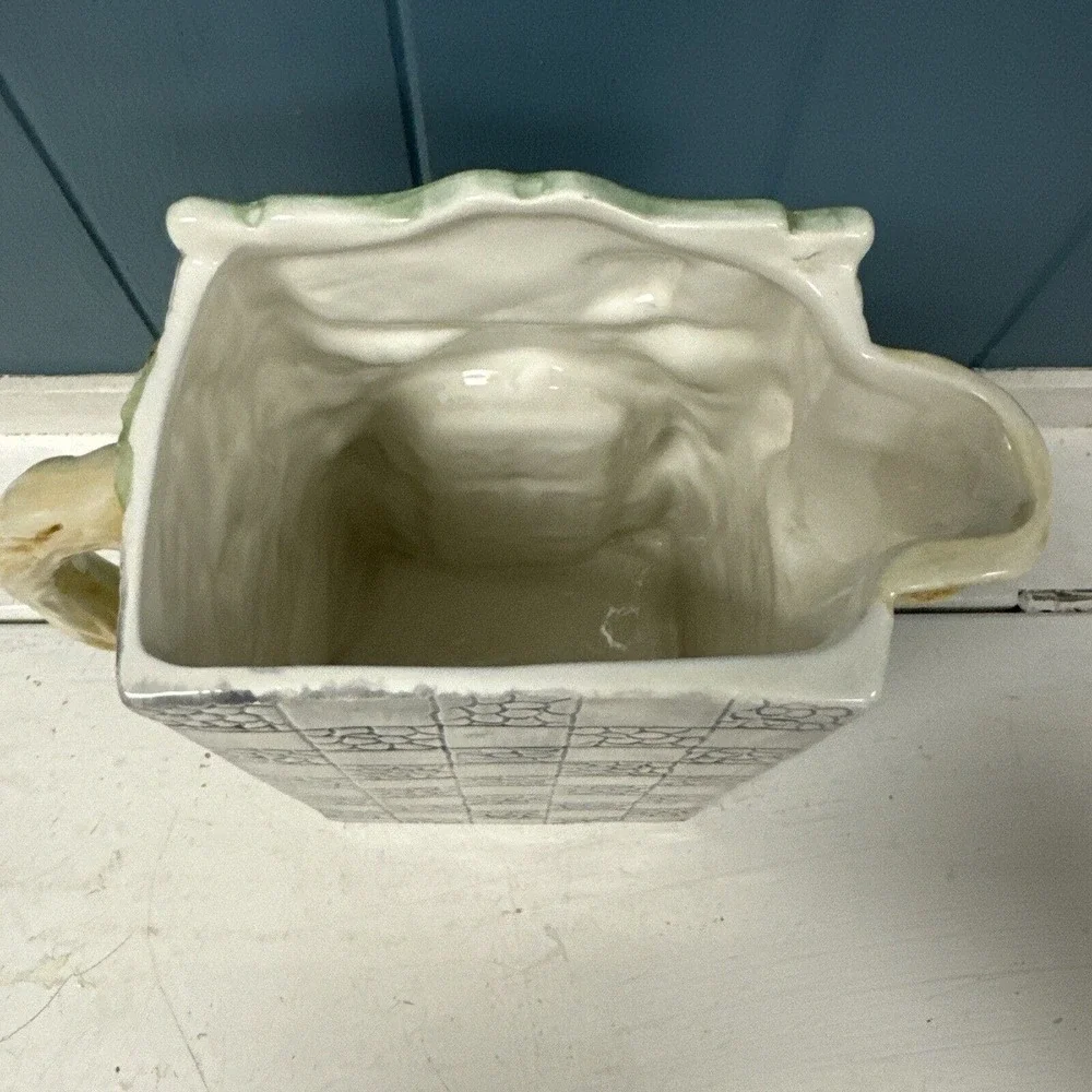 VINTAGE HERITAGE MINT LTD. CERAMIC PITCHER MEDIEVAL STYLE BUILDING‎